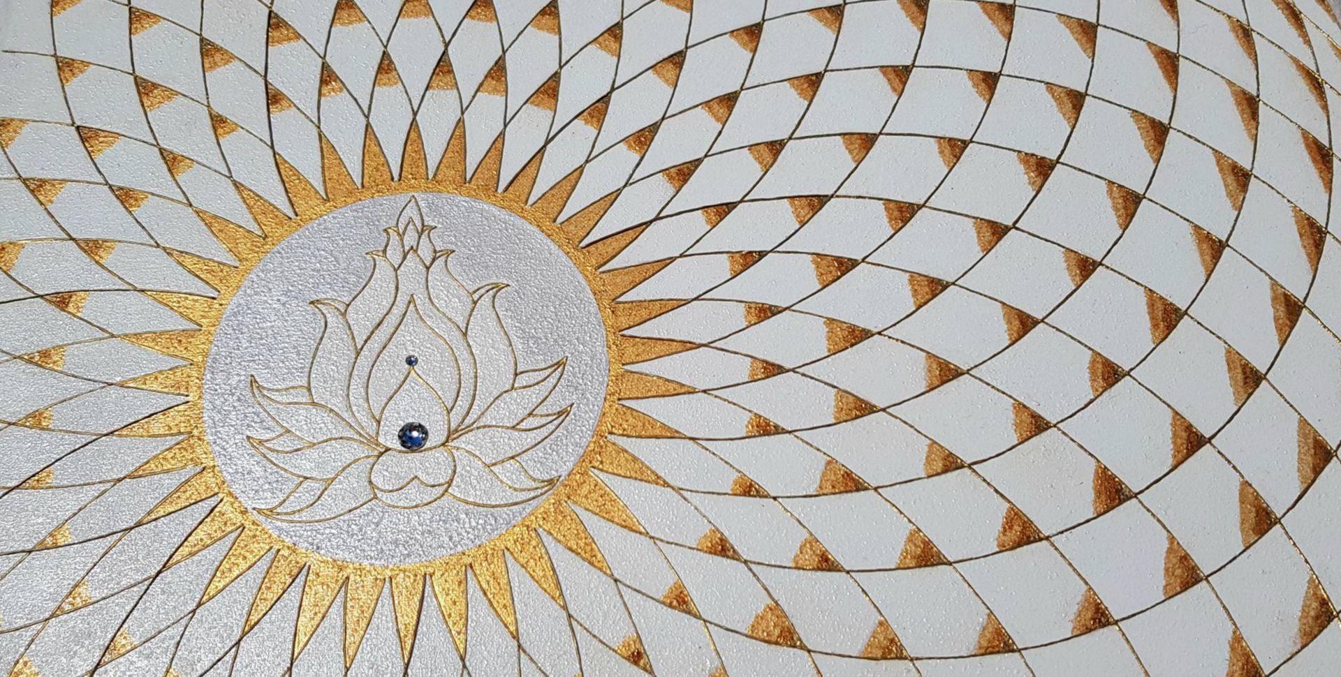 Mandala dourada com flor de lótus